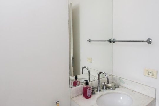 Comprar apartamento mobiliado com 4 quartos e piscina. Animais permitidos. — foto 27