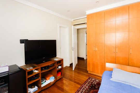Comprar apartamento mobiliado com 4 quartos e piscina. Animais permitidos. — foto 10
