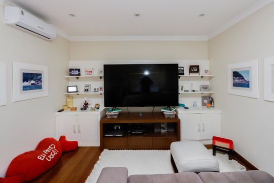 Comprar apartamento mobiliado com 4 quartos e piscina. Animais permitidos. — foto 32