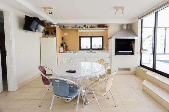 Comprar apartamento mobiliado com 4 quartos e piscina. Animais permitidos. — foto 39