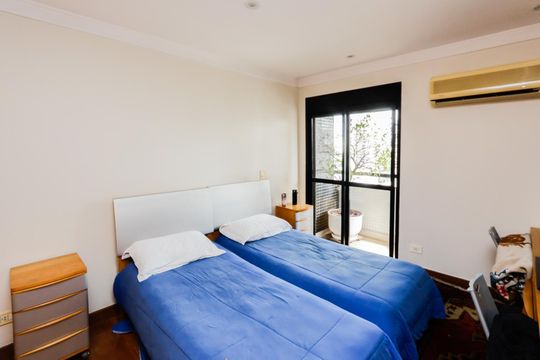 Comprar apartamento mobiliado com 4 quartos e piscina. Animais permitidos. — foto 15