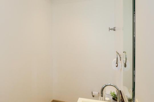 Comprar apartamento mobiliado com 4 quartos e piscina. Animais permitidos. — foto 7