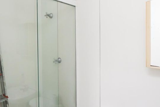 Comprar apartamento mobiliado com 4 quartos e piscina. Animais permitidos. — foto 49