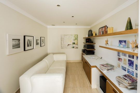 Comprar apartamento mobiliado com 4 quartos e piscina. Animais permitidos. — foto 37