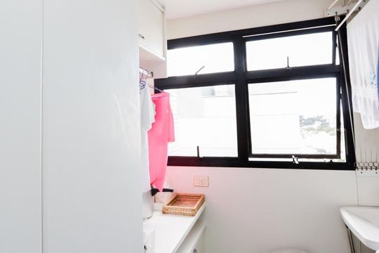 Comprar apartamento mobiliado com 4 quartos e piscina. Animais permitidos. — foto 47