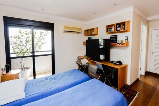 Comprar apartamento mobiliado com 4 quartos e piscina. Animais permitidos. — foto 16