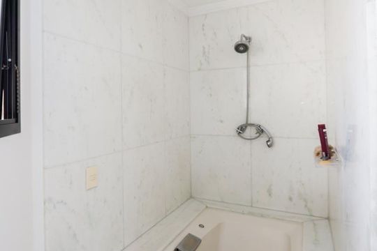 Comprar apartamento mobiliado com 4 quartos e piscina. Animais permitidos. — foto 21