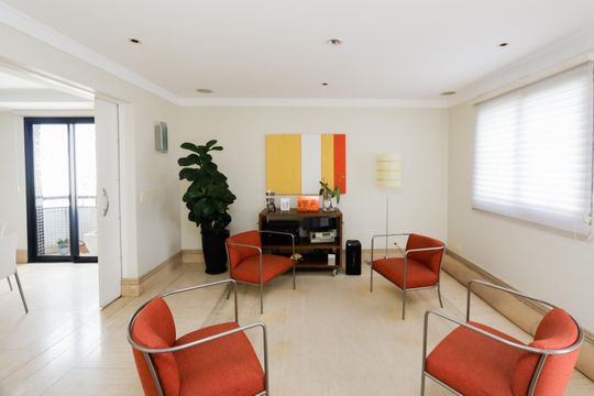 Comprar apartamento mobiliado com 4 quartos e piscina. Animais permitidos. — foto 3