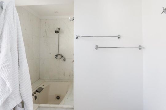 Comprar apartamento mobiliado com 4 quartos e piscina. Animais permitidos. — foto 20