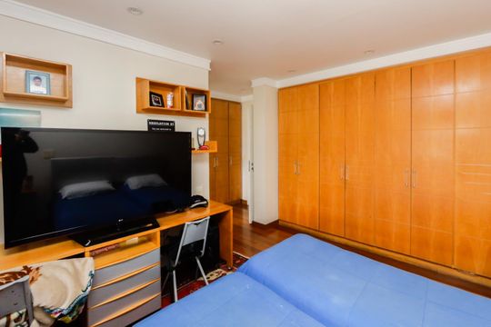 Comprar apartamento mobiliado com 4 quartos e piscina. Animais permitidos. — foto 17