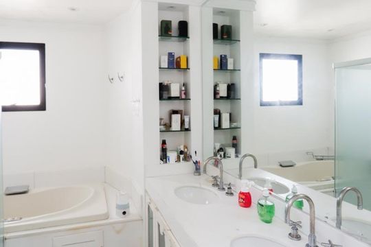 Comprar apartamento mobiliado com 4 quartos e piscina. Animais permitidos. — foto 34