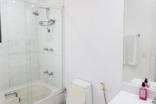 Comprar apartamento mobiliado com 4 quartos e piscina. Animais permitidos. — foto 12