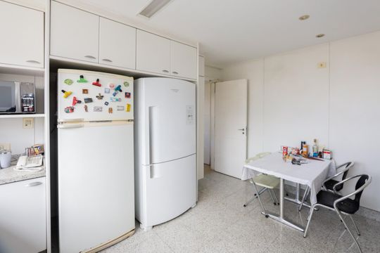 Comprar apartamento mobiliado com 4 quartos e piscina. Animais permitidos. — foto 44