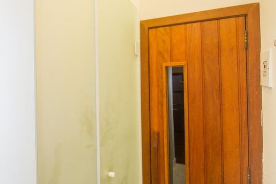 Comprar apartamento mobiliado com 4 quartos e piscina. Animais permitidos. — foto 51
