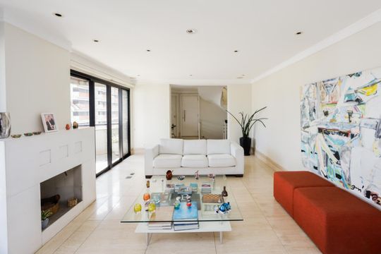 Comprar apartamento mobiliado com 4 quartos e piscina. Animais permitidos. — foto 1