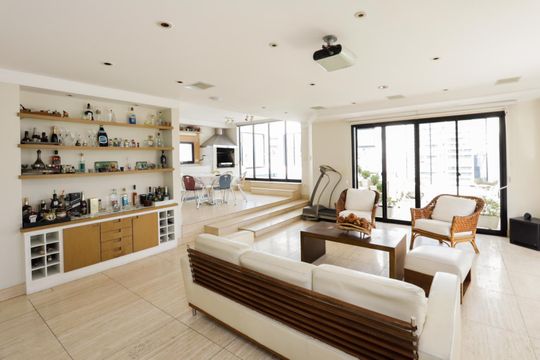 Comprar apartamento mobiliado com 4 quartos e piscina. Animais permitidos. — foto 38