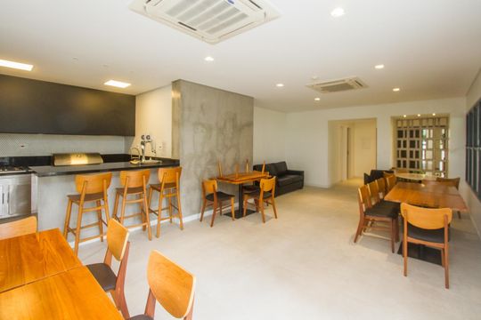 Comprar apartamento mobiliado com 4 quartos e piscina. Animais permitidos. — foto 52