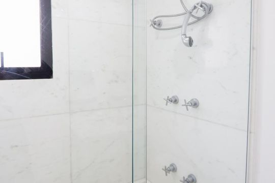 Comprar apartamento mobiliado com 4 quartos e piscina. Animais permitidos. — foto 14
