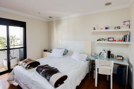 Comprar apartamento mobiliado com 4 quartos e piscina. Animais permitidos. — foto 29