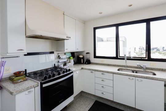 Comprar apartamento mobiliado com 4 quartos e piscina. Animais permitidos. — foto 43