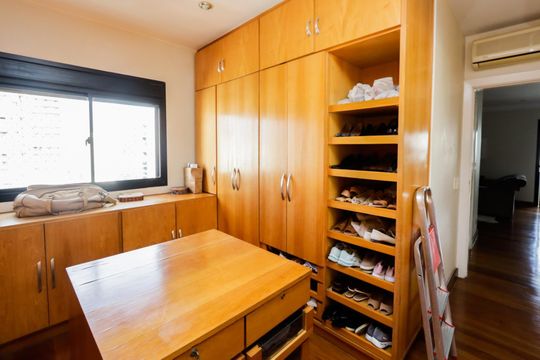 Comprar apartamento mobiliado com 4 quartos e piscina. Animais permitidos. — foto 33