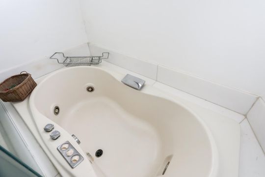 Comprar apartamento mobiliado com 4 quartos e piscina. Animais permitidos. — foto 36