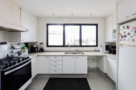 Comprar apartamento mobiliado com 4 quartos e piscina. Animais permitidos. — foto 42