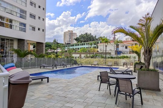 Apartamento mobiliado na Vila Mariana com 3 suítes, varanda e academia no condomínio. Ideal para comprar. — Piscina