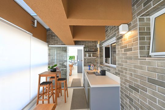 Apartamento mobiliado na Vila Mariana com 3 suítes, varanda e academia no condomínio. Ideal para comprar. — Varanda