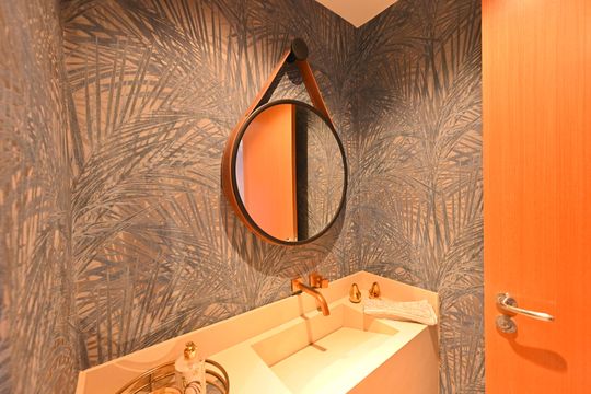 Apartamento mobiliado na Vila Mariana com 3 suítes, varanda e academia no condomínio. Ideal para comprar. — Lavabo