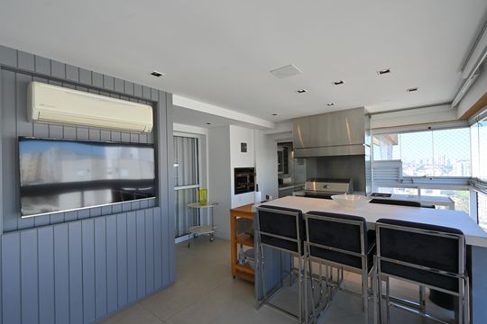 Apartamento mobiliado na Vila Mariana com 3 suítes, varanda e academia no condomínio. Ideal para comprar. — Varanda