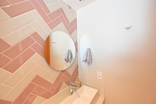 Apartamento mobiliado na Vila Mariana com 3 suítes, varanda e academia no condomínio. Ideal para comprar. — Banheiro da Suíte 3