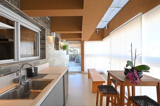 Apartamento mobiliado na Vila Mariana com 3 suítes, varanda e academia no condomínio. Ideal para comprar. — Varanda