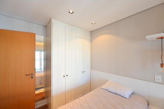 Apartamento mobiliado na Vila Mariana com 3 suítes, varanda e academia no condomínio. Ideal para comprar. — Suíte 3
