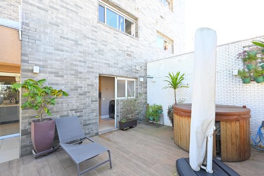 Apartamento mobiliado na Vila Mariana com 3 suítes, varanda e academia no condomínio. Ideal para comprar. — Hidromassagem