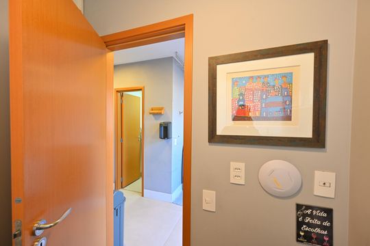 Apartamento mobiliado na Vila Mariana com 3 suítes, varanda e academia no condomínio. Ideal para comprar. — Escritorio