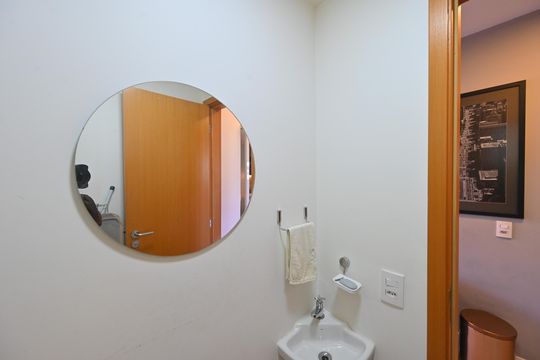 Apartamento mobiliado na Vila Mariana com 3 suítes, varanda e academia no condomínio. Ideal para comprar. — Banheiro de Serviço
