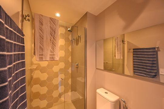 Apartamento mobiliado na Vila Mariana com 3 suítes, varanda e academia no condomínio. Ideal para comprar. — Banheiro da Suíte 2