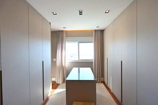Apartamento mobiliado na Vila Mariana com 3 suítes, varanda e academia no condomínio. Ideal para comprar. — Suíte 1