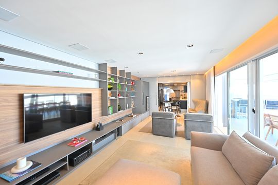 Apartamento mobiliado na Vila Mariana com 3 suítes, varanda e academia no condomínio. Ideal para comprar. — Sala