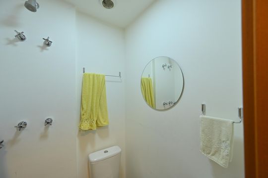 Apartamento mobiliado na Vila Mariana com 3 suítes, varanda e academia no condomínio. Ideal para comprar. — Banheiro de Serviço