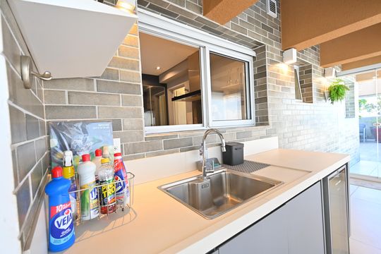 Apartamento mobiliado na Vila Mariana com 3 suítes, varanda e academia no condomínio. Ideal para comprar. — Varanda