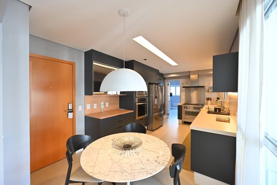 Apartamento mobiliado na Vila Mariana com 3 suítes, varanda e academia no condomínio. Ideal para comprar. — Cozinha