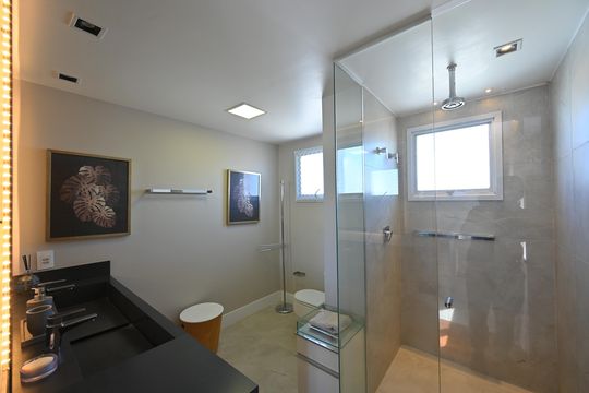 Apartamento mobiliado na Vila Mariana com 3 suítes, varanda e academia no condomínio. Ideal para comprar. — Banheiro da Suíte 1