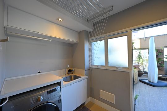 Apartamento mobiliado na Vila Mariana com 3 suítes, varanda e academia no condomínio. Ideal para comprar. — Lavanderia