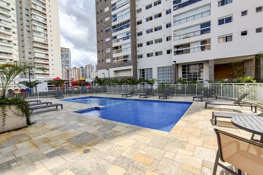 Apartamento mobiliado na Vila Mariana com 3 suítes, varanda e academia no condomínio. Ideal para comprar. — Piscina