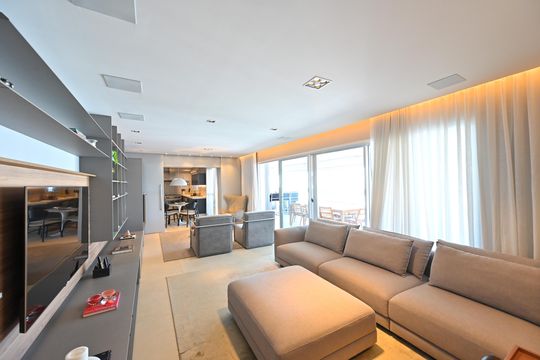 Apartamento mobiliado na Vila Mariana com 3 suítes, varanda e academia no condomínio. Ideal para comprar. — Sala