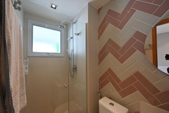 Apartamento mobiliado na Vila Mariana com 3 suítes, varanda e academia no condomínio. Ideal para comprar. — Banheiro da Suíte 3