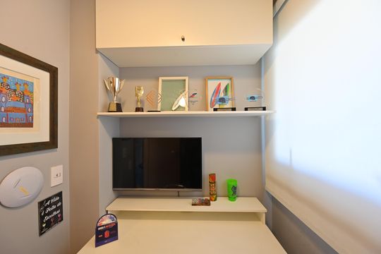 Apartamento mobiliado na Vila Mariana com 3 suítes, varanda e academia no condomínio. Ideal para comprar. — Escritorio