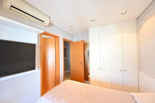 Apartamento mobiliado na Vila Mariana com 3 suítes, varanda e academia no condomínio. Ideal para comprar. — Suíte 3